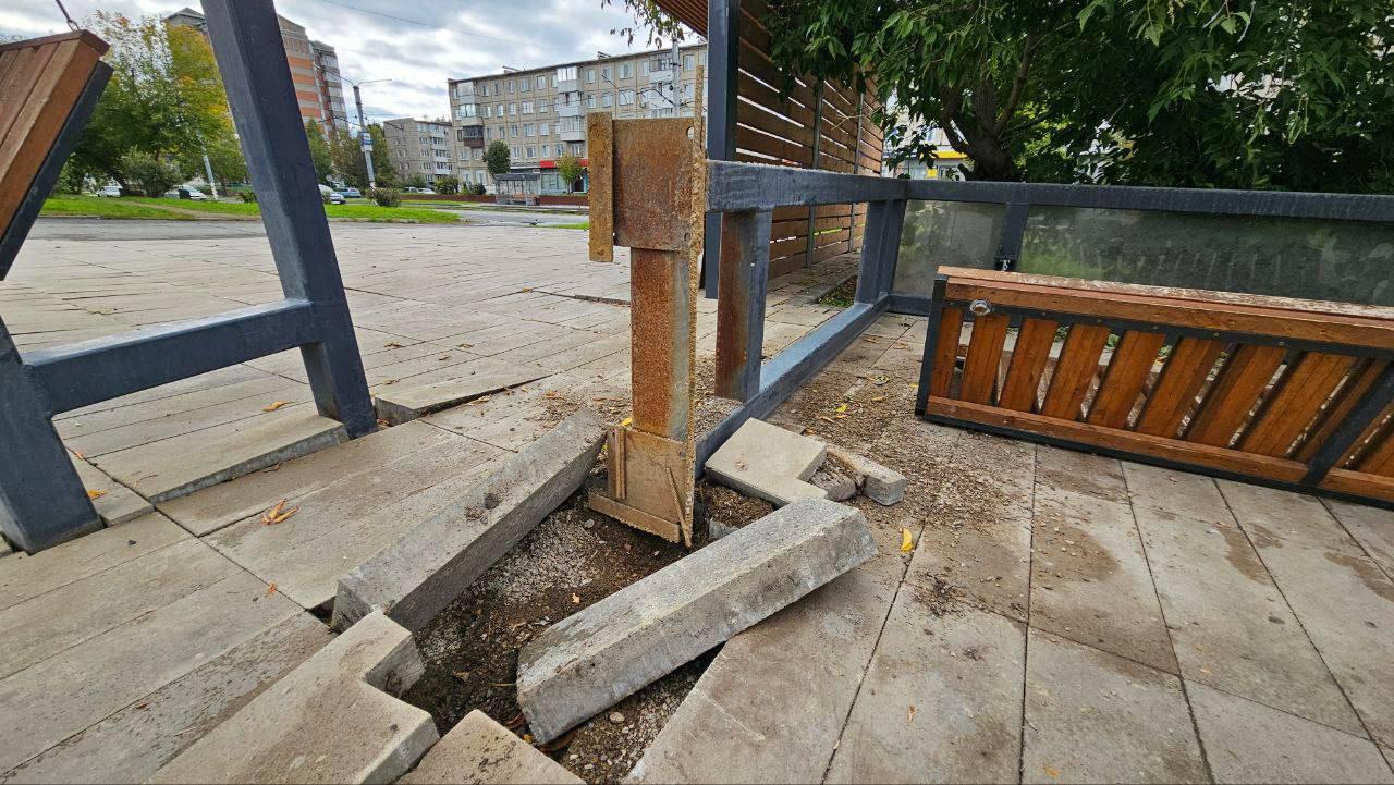 Возле дома № 1 по улице Кравченко упали качели