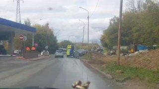 Седан Hyundai Solaris по неизвестным причинам оказался на куче земли на улице Лазурной