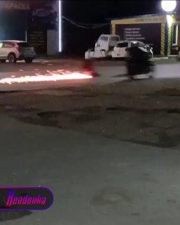 Пацаны из Приморья устроили поистине адский заезд на мопедах