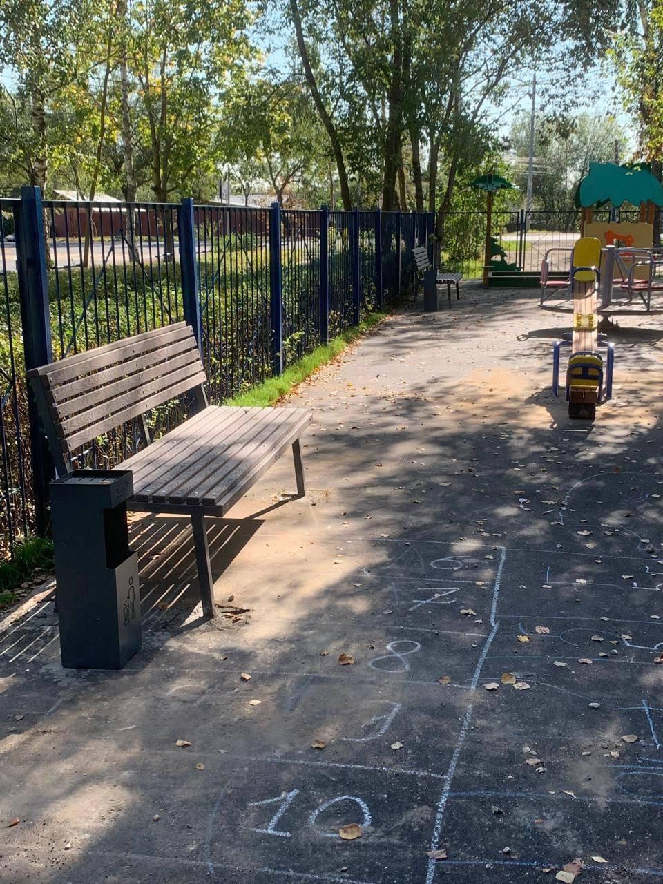 Урна с пепельницей появилась на детской площадке в Красногорске