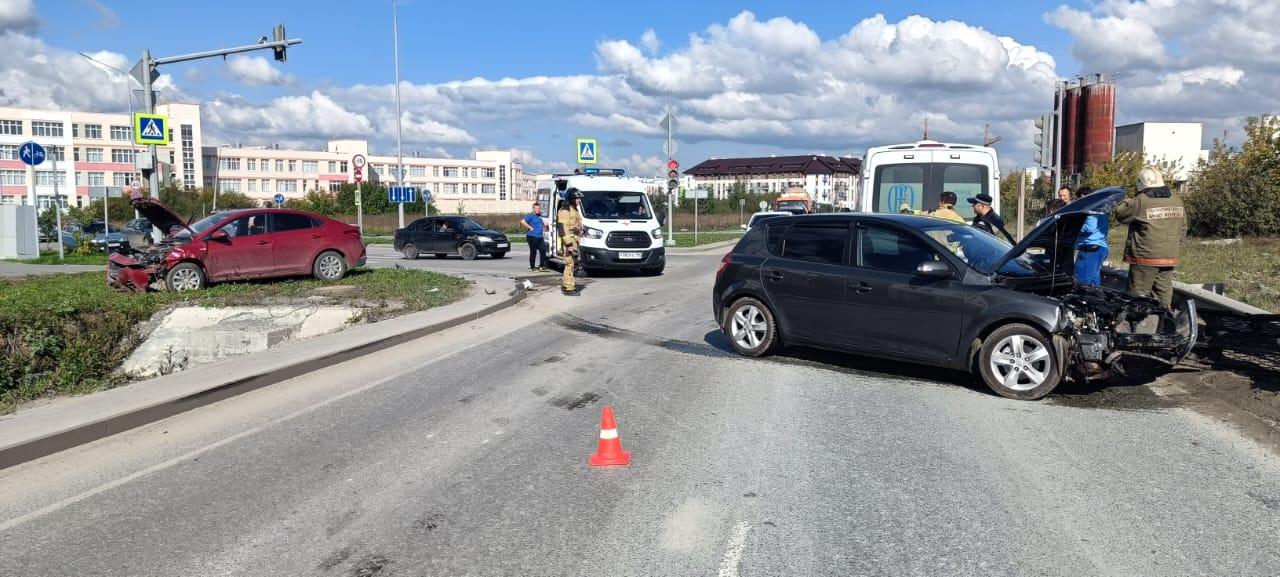 На улице Евгения Савкова в аварии пострадали три человека Дорожно-...