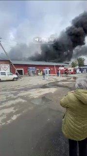 сВ Иркутске огнеборцы МЧС России ликвидируют крупный пожар