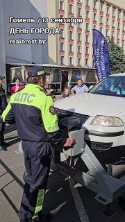 Лол, на Дне города в Гомеле гаишники «насадили на вертел» Passat, чтобы показать пользу ремней безопасности.