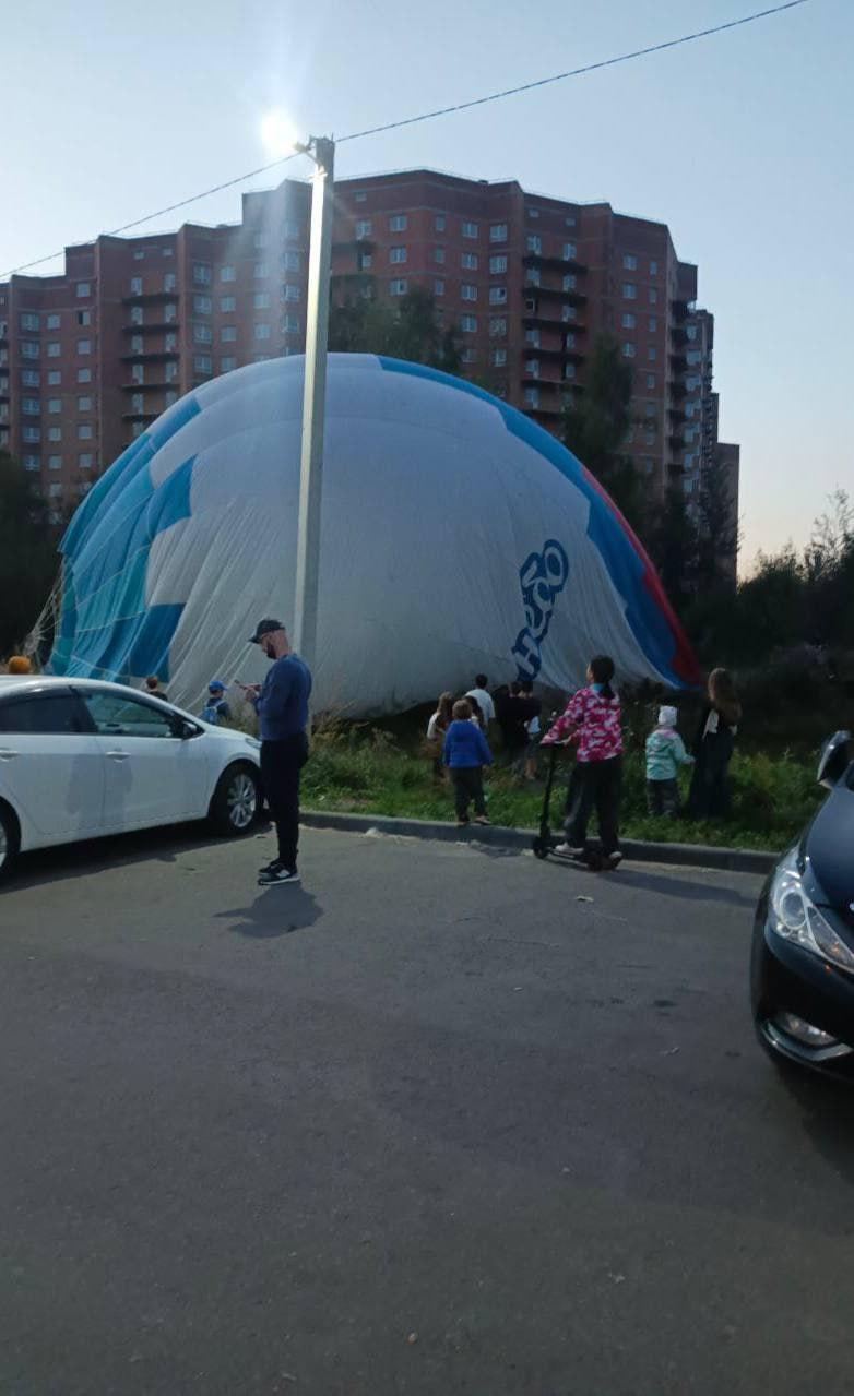 В Дмитрове накануне воздушный шар приземлился прямо в кусты недалеко от...