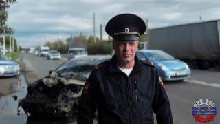 Полицейские работают на месте ДТП: в Красноярске водитель «КАМАЗа» врезался в...