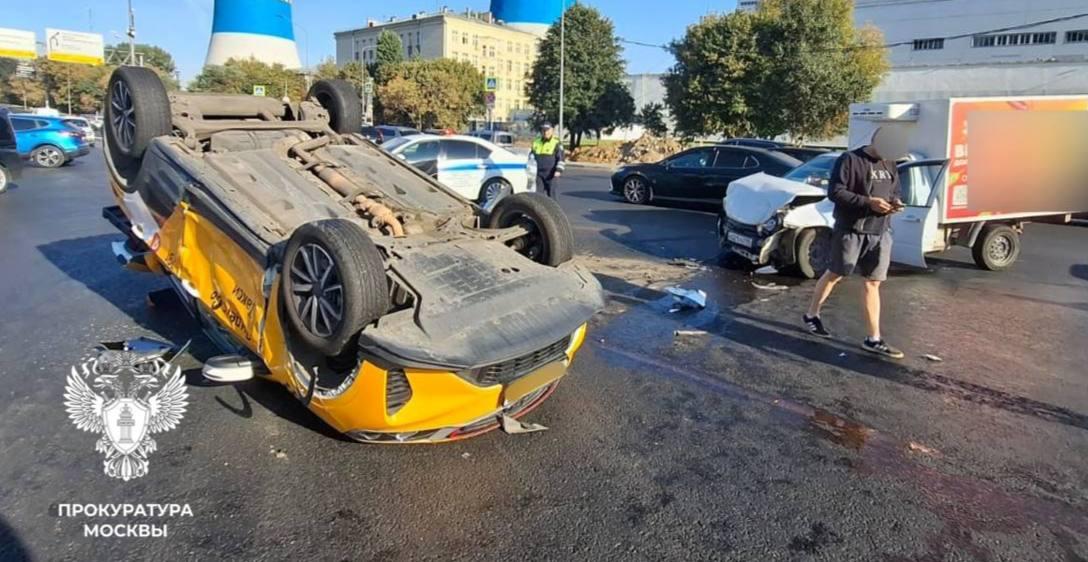 На Волгоградском проспекте водитель автомобиля такси, выезжая на перекресток...