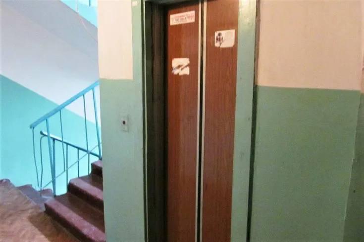 В Брянской области насчитали 106 опасных старых лифтов