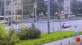 На проспекте Наставников подросток попытался перебежать дорогу на красный сигнал, но попал под колёса Audi Q5.