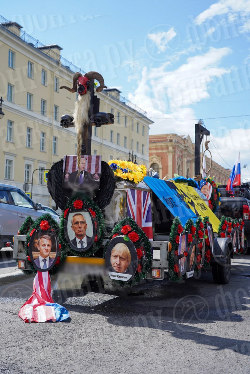 ❗️Житель Мурманска отжег в Питере. Мужик прицепил...