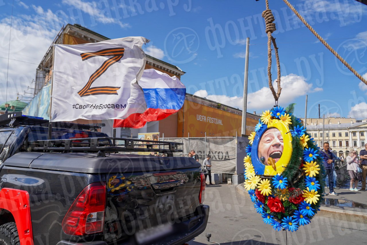 ❗️Житель Мурманска отжег в Питере. Мужик прицепил...