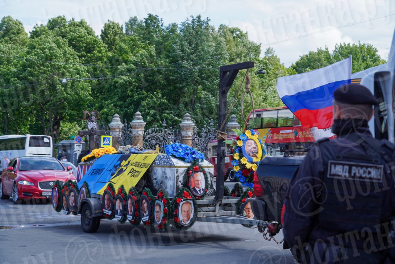 ❗️Житель Мурманска отжег в Питере. Мужик прицепил...