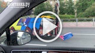 ❗️Житель Мурманска отжег в Питере. Мужик прицепил...