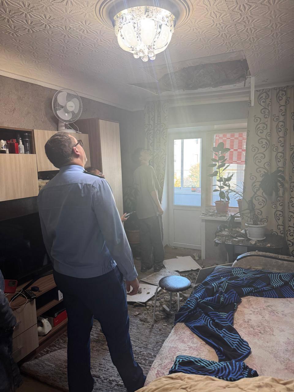 Часть потолка обрушилась в жилой квартире - прокуратура проводит проверку
