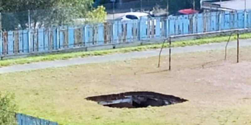 Футбольное поле на школьном стадионе в Орске ушло под землю. В итоге посреди...