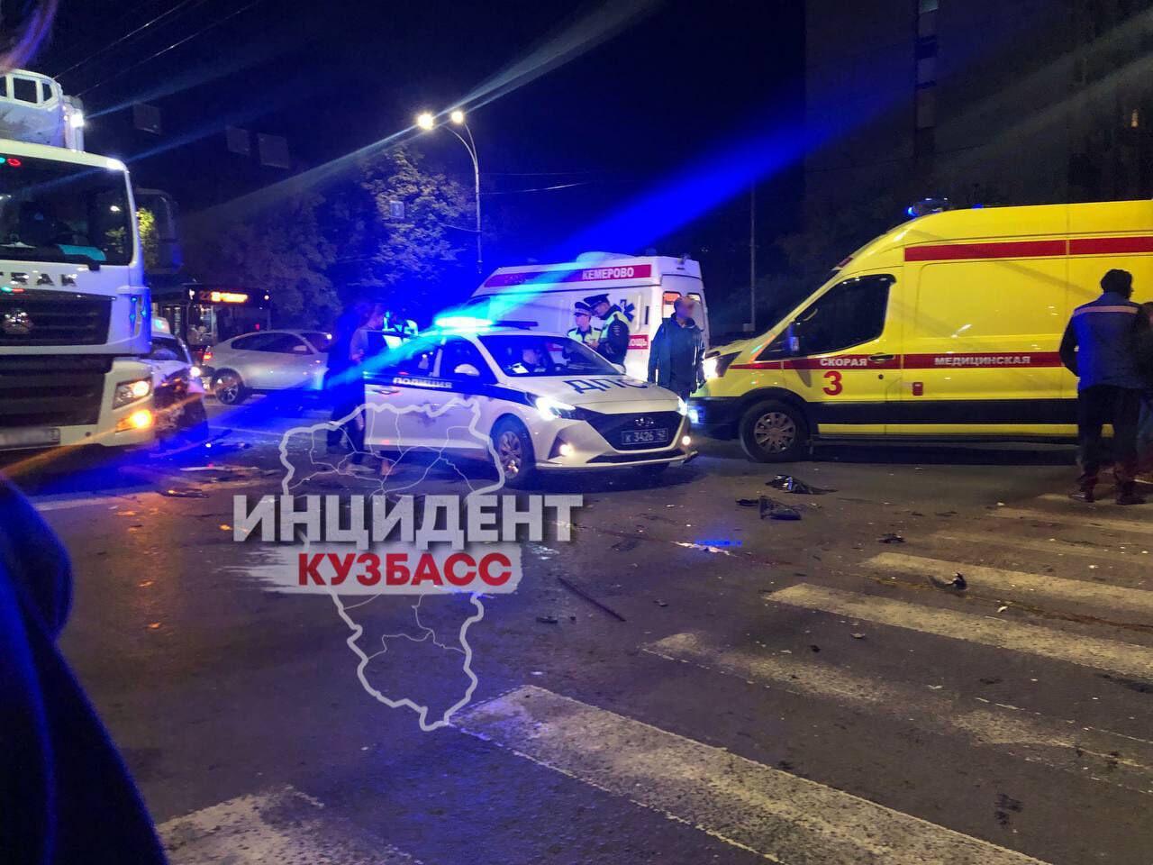 Люди пострадали в страшном ДТП с грузовиком в Кемерове