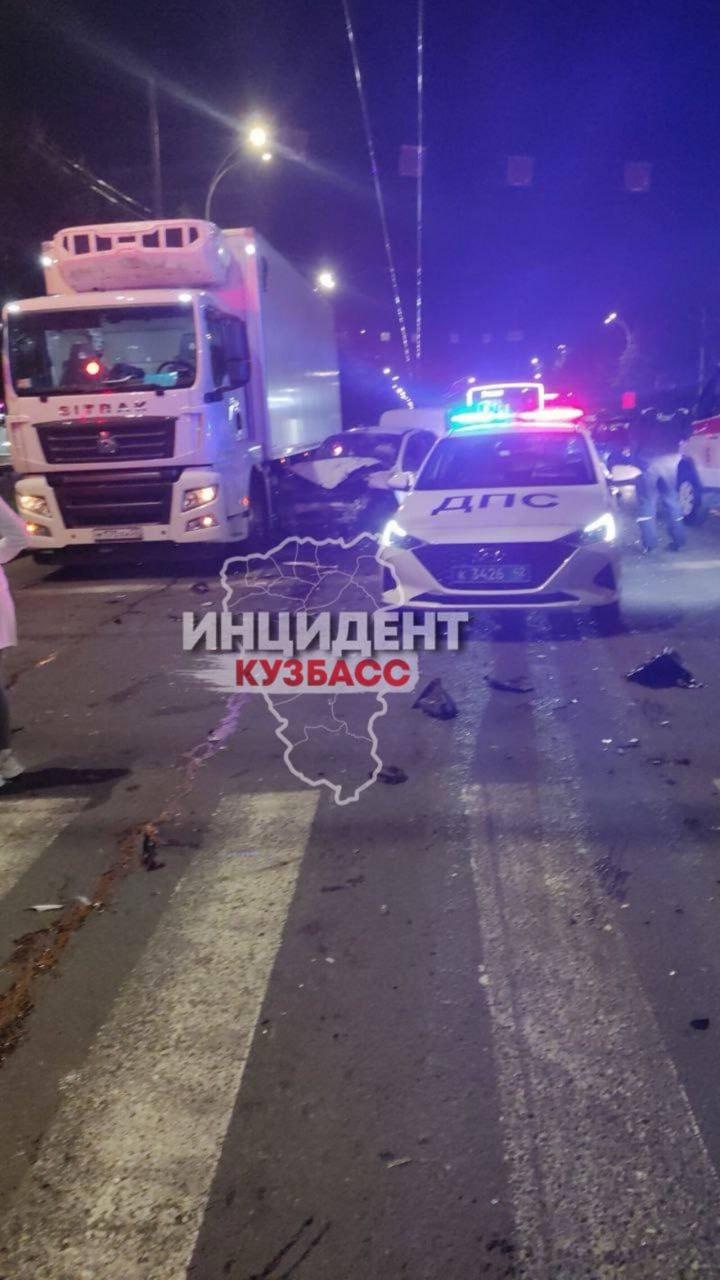 Люди пострадали в страшном ДТП с грузовиком в Кемерове