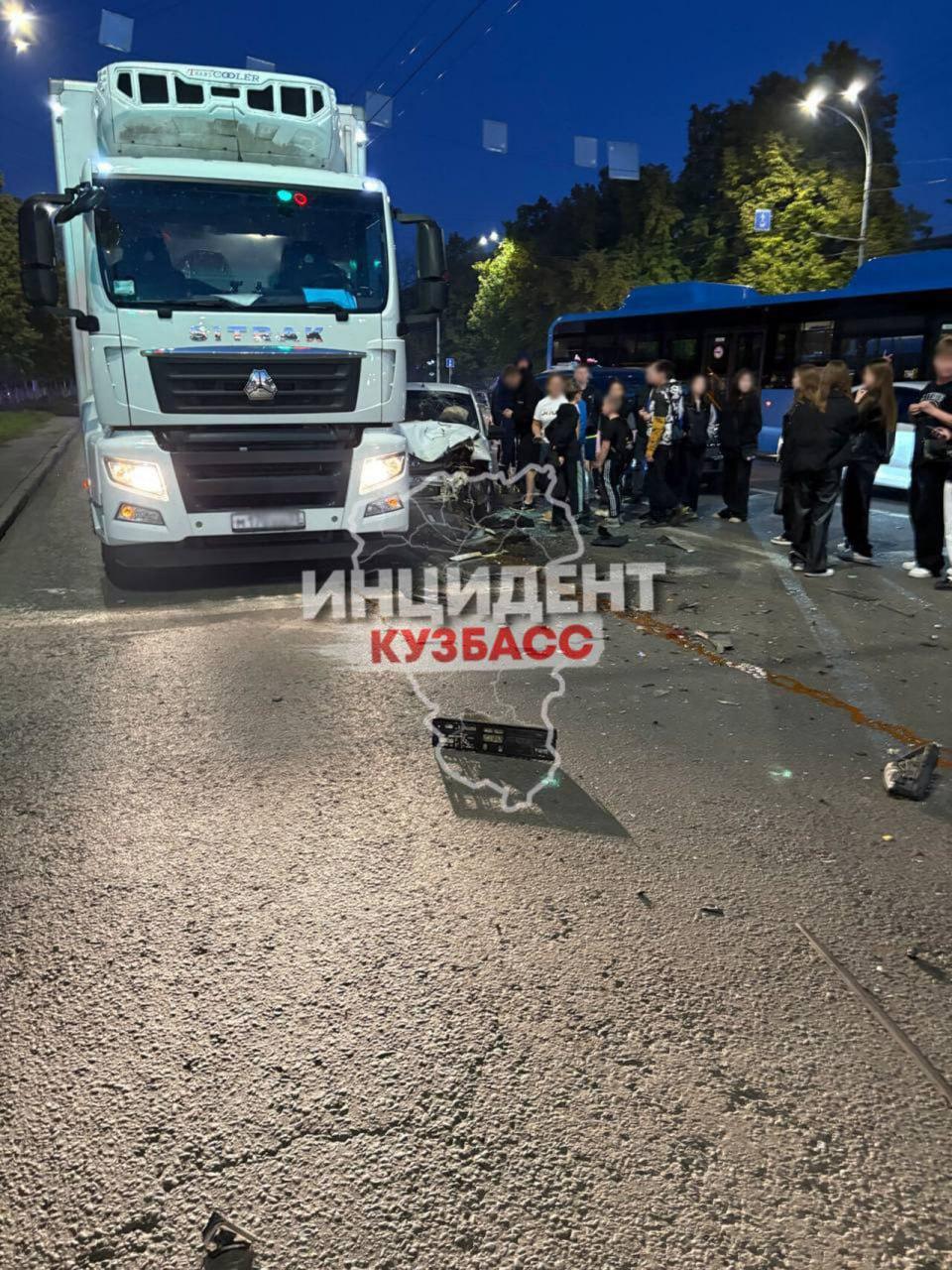 Люди пострадали в страшном ДТП с грузовиком в Кемерове