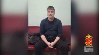 Кемеровский автослесарь в форме полицейского отлавливал самокатчиков. Мужчина...