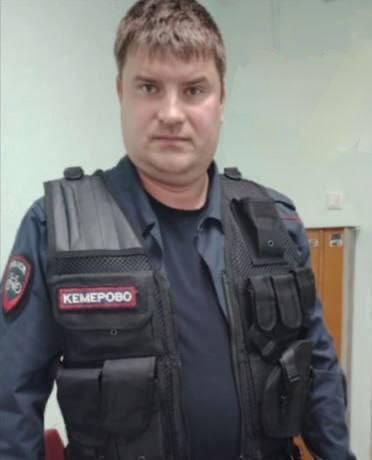 Кемеровский автослесарь в форме полицейского отлавливал самокатчиков. Мужчина...