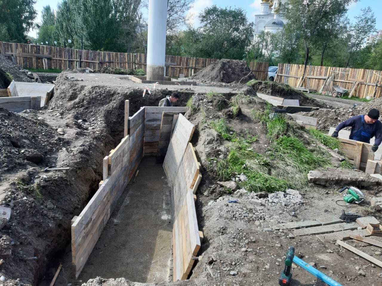 На площадку у «Доброго ангела мира» в Преображенском парке зашли рабочие...