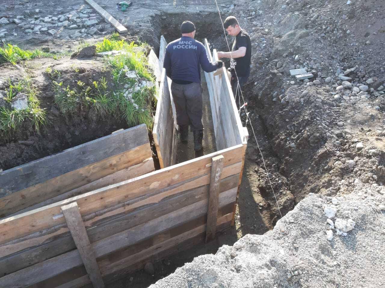 На площадку у «Доброго ангела мира» в Преображенском парке зашли рабочие...