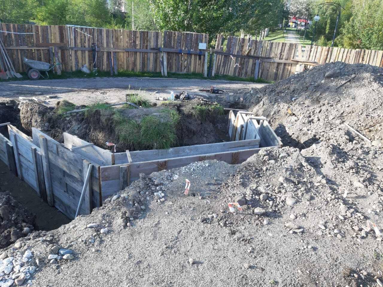 На площадку у «Доброго ангела мира» в Преображенском парке зашли рабочие...