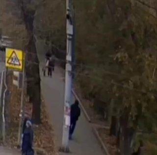 На Уралмаше девушка на самокате сбила ребенка, вырвавшегося из рук матери