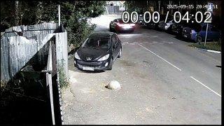 Здоровый лоб лениться пройти до бака, мусорит прямо посреди улицы....