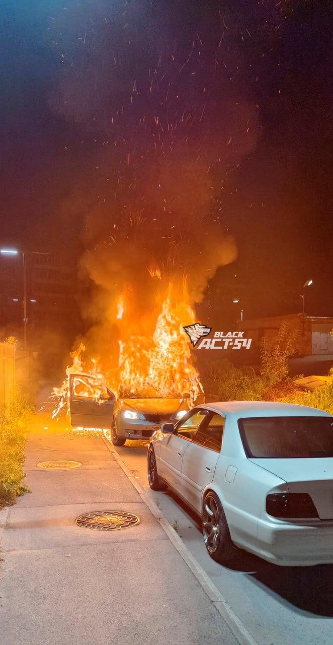 Автомобиль сгорел в Новосибирске Mazda Demio, припаркованная недалеко от дома...