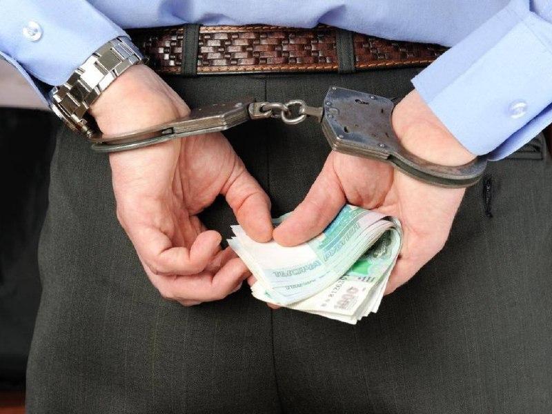 В Прокопьевске мужчина дал взятку должностному лицу за получение удостоверения судоводителя.