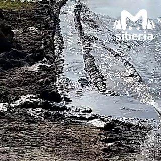 Дорогу до многоэтажек в Новосибирске топит дождь и разбивают грузовики....