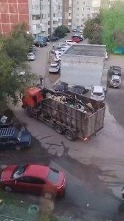 В который раз машина не может вывезти крупногабарит с площадки около 2 дома...