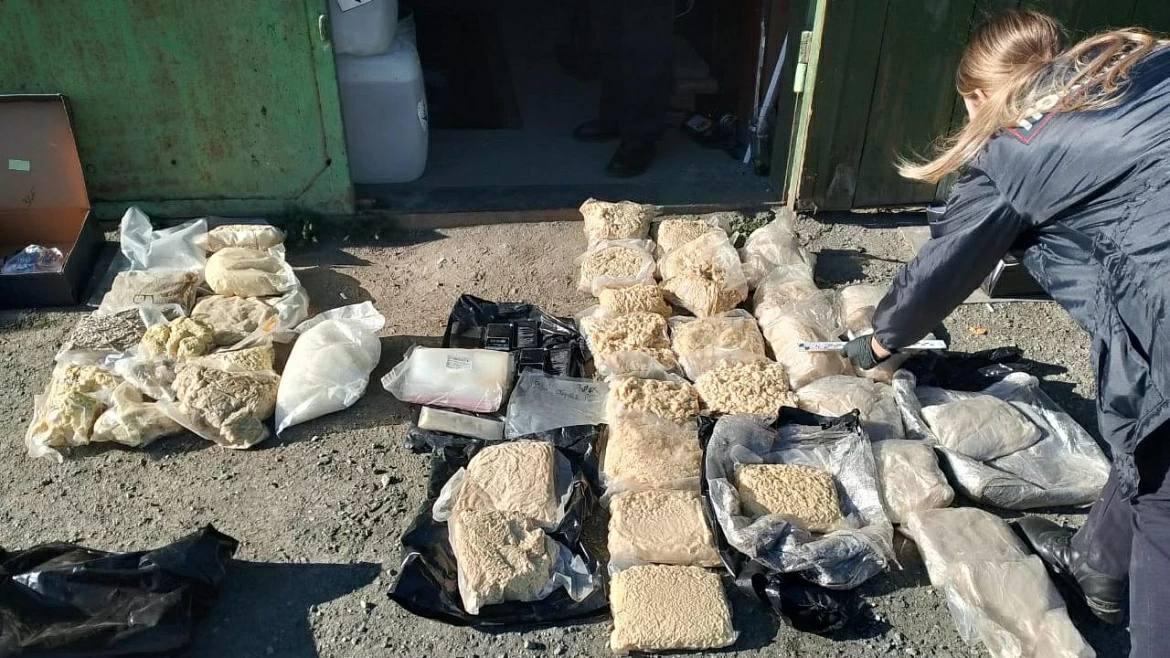 В Екатеринбурге полиция изъяла в гараже почти 50 кг синтетических наркотиков...
