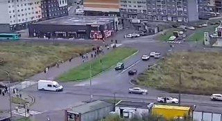 Машина влетела в толпу людей около ЖК «Цветной город»