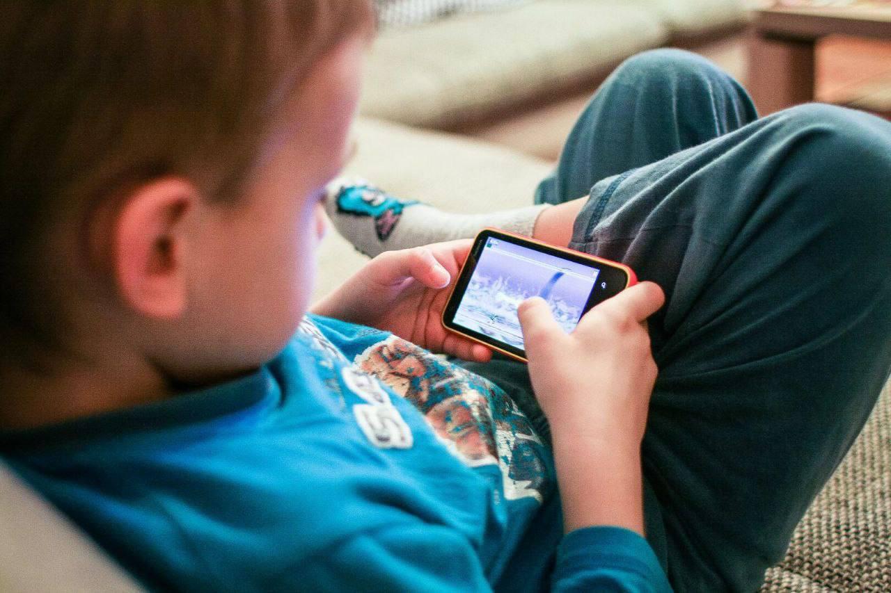 В Минусинске 8-летний мальчик перевел мошенникам 56 тысяч рублей со счета...
