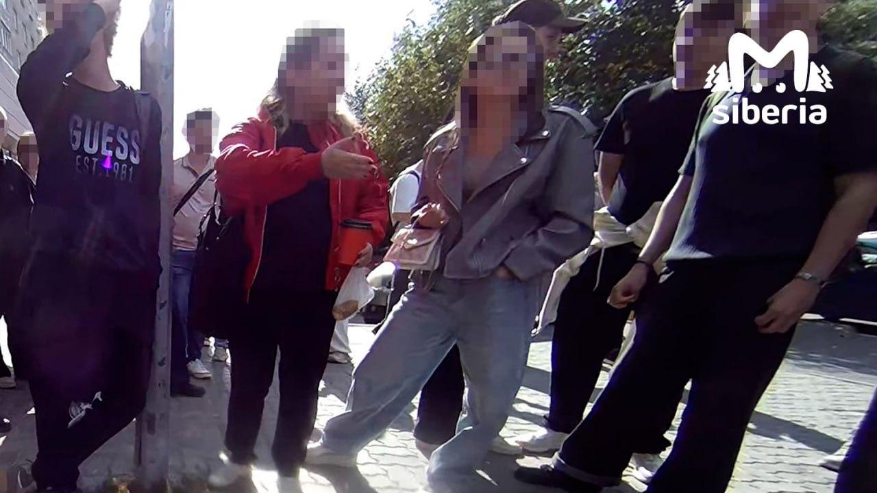 Студенты толпой пытались защитить девушку, не оплатившую продукты в...