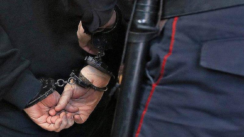 В Кузбассе пенсионер ударил по лицу полицейскому, после чего попросил снять наручники… и еще раз ударил.