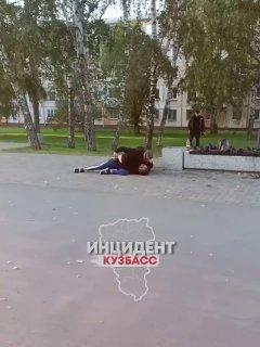 Этиловое побоище запечатлели на проспекте Ленина. 🇷🇺 Источник: ЧП Кузбасс