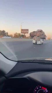В Ливане мужчина решил перевезти тонну макулатуры на своей старенькой тачке.