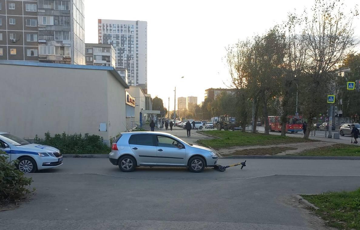 Вчера вечером на ВИЗе водитель иномарки сбил несовершеннолетнего самокатчика...