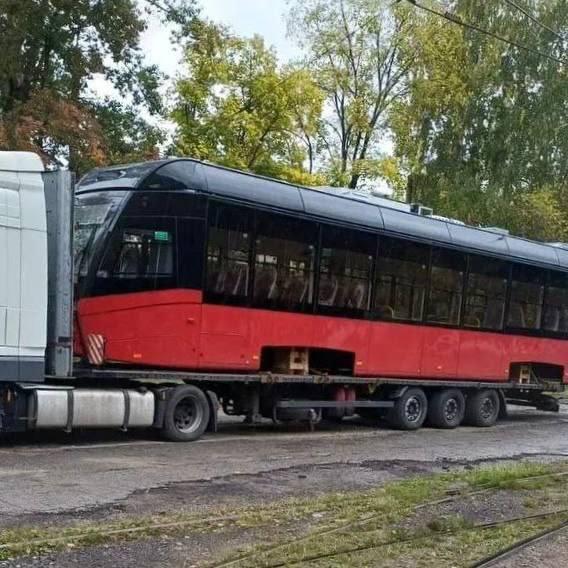 Первый трамвайный кузов из девяти прибыл из Минска в Новосибирск. Мэр...