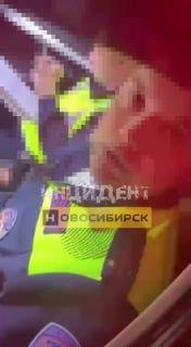 «Да, я бесстрашный». Инспектор ГИБДД бросил в новосибирца бычок