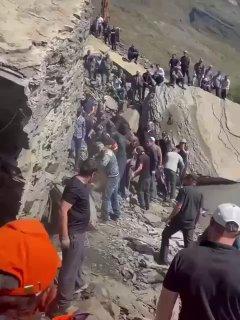 В Дагестане скала обрушилась на бульдозер