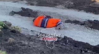 Строитель уснул прямо на стройплощадке. Кадры сделали в Шалготарьяне. 🇷🇺...