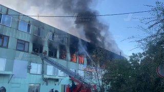 В Саяногорске ликвидируют крупный пожар