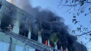 В Саяногорске ликвидируют крупный пожар