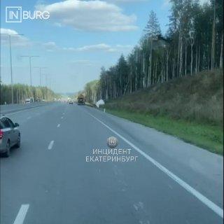 На ЕКАД между Полевским и Челябинским трактом опрокинулся грузовик Информации...