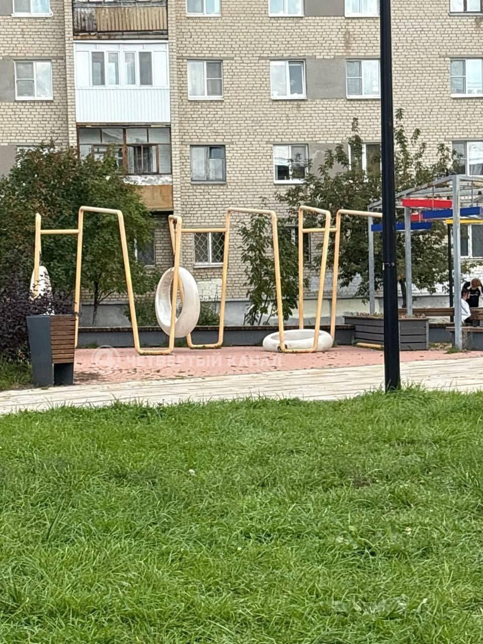 Качели с детьми рухнули в Каменске-Уральском