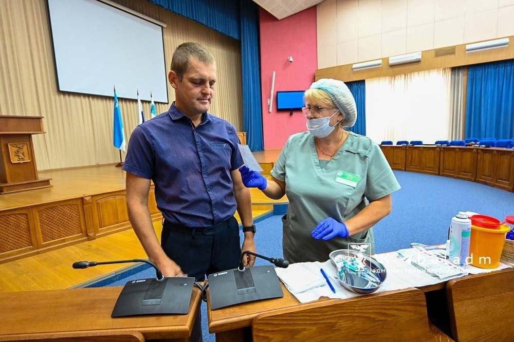 Белгород: проходит плановая вакцинация от гриппа — привиты сотрудники городской администрации