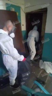 Вонючий мусор выселил женщину из её собственной квартиры. Пенсионерке пришлось перебраться жить в подъезд